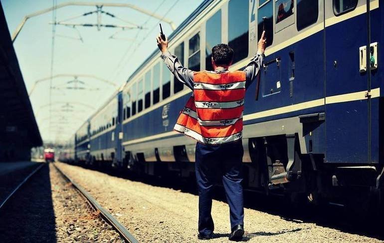Elevii mai pot călători gratuit cu trenul până pe 30 septembrie. Din octombrie se cere viza nouă pe carnetul de elev