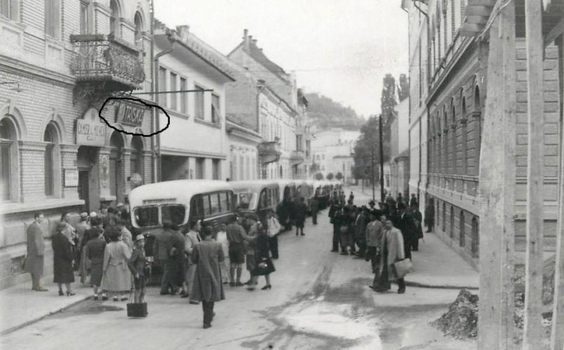 Vechiul Cluj, anul 1936. Pe stradă se afla cel mai mare depozit de piane din oraș / Autobuze, într-o zonă în care nu sunt azi