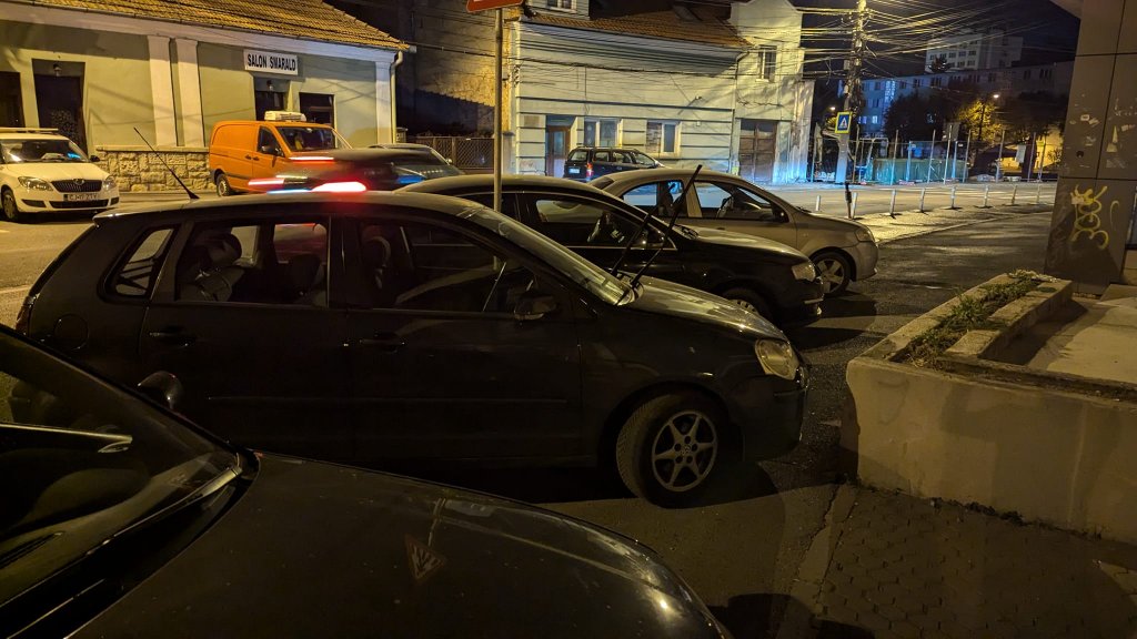 "Pietonii ar trebui să zboare?". Revolta unui clujean față de trotuarele blocate din Cluj-Napoca