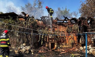 Incendiu puternic în Cluj: Pompierii luptă să împiedice răspândirea flăcărilor către pădure