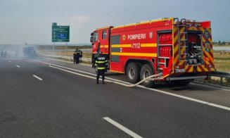 TIR cuprins de flăcări pe A10, pe sensul Turda- Sebeș. Traficul, deviat temporar