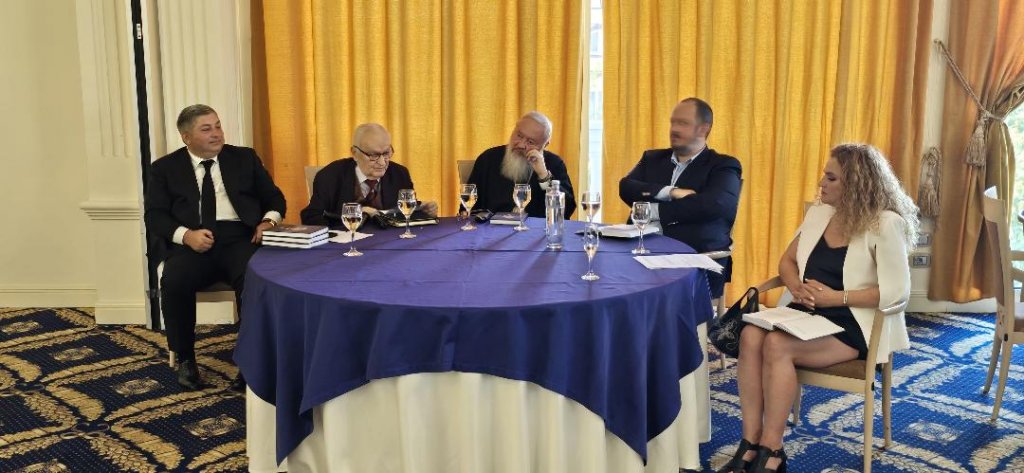 Alin Tișe și-a lansat volumul autobiografic. “Nu încercați să schimbați oamenii, încercați să vă schimbați voi”