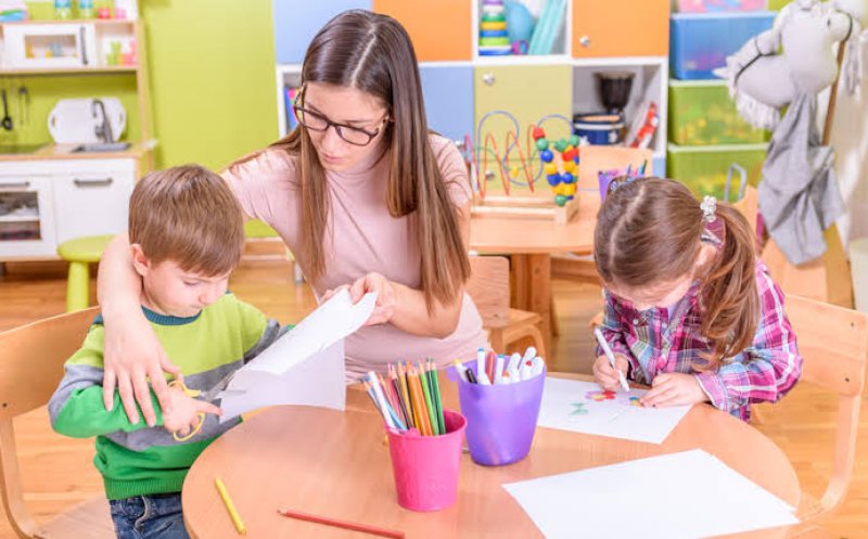 Numărul de educatoare şi îngrijitoare va fi suplimentat în creşe şi grădiniţe/ Program de peste 13 mil. euro pentru formarea personalului