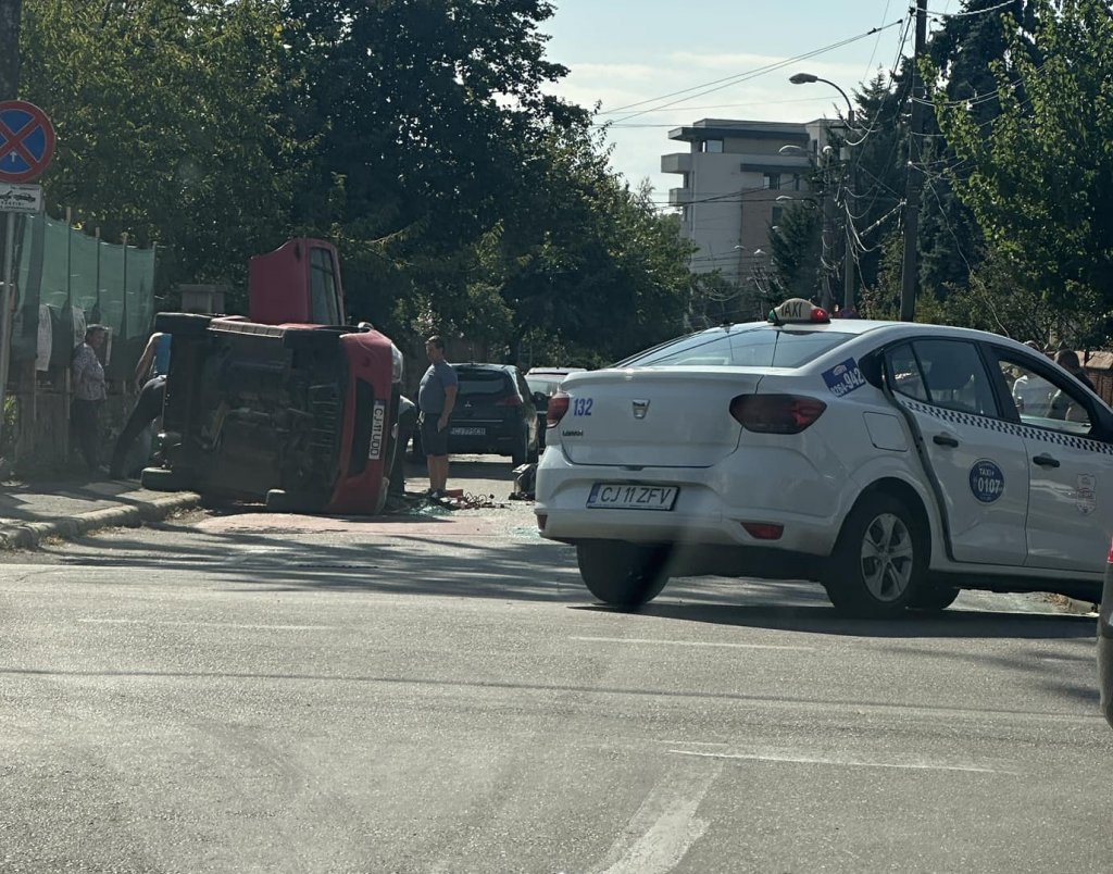 Mașină răsturnată pe Take Ionescu. SMURD a intervenit cu două autospeciale de descarcerare