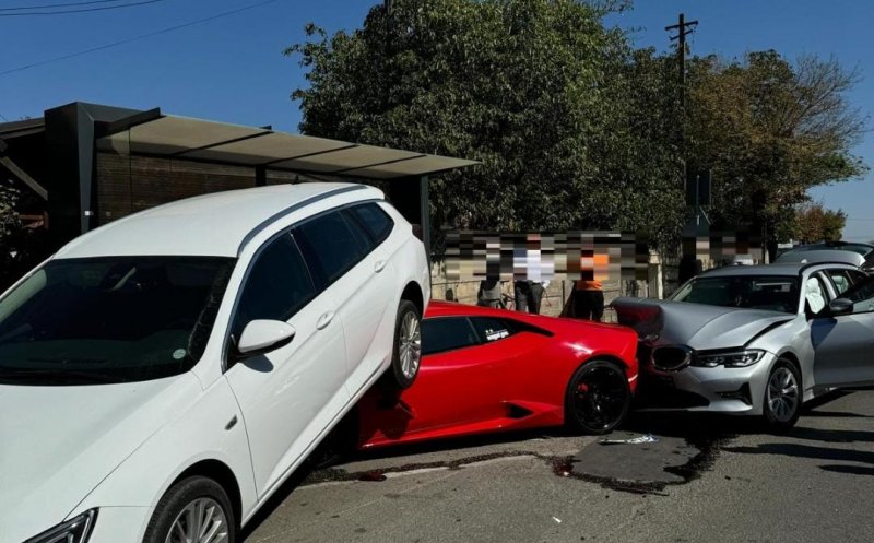 Un bolid Lamborghini a fost făcut praf într-un accident cu patru mașini pe strada Câmpina. IMAGINI SPECTACULOASE