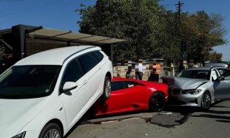 Un bolid Lamborghini a fost făcut praf într-un accident cu patru mașini pe strada Câmpina. IMAGINI SPECTACULOASE