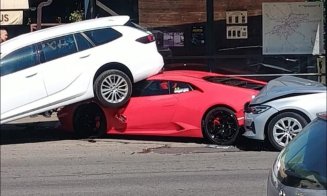 Un bolid Lamborghini a fost făcut praf într-un accident cu patru mașini pe strada Câmpina. IMAGINI SPECTACULOASE