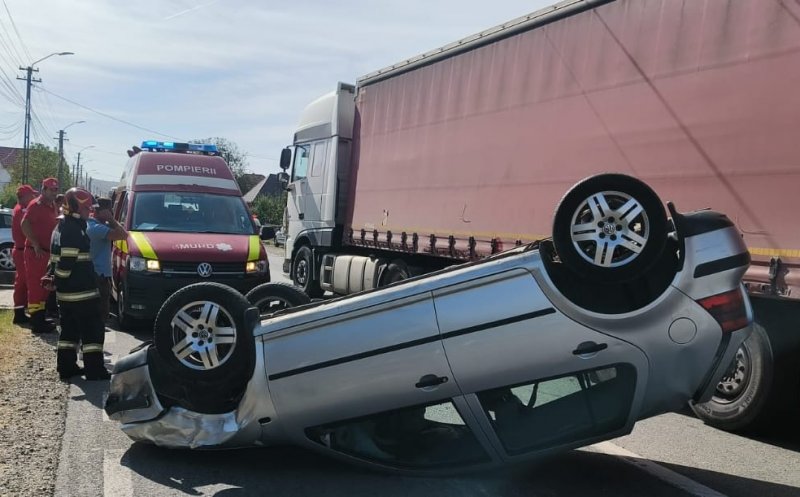 Mașină răsturnată într-o comună din Cluj: O femeie a fost rănită