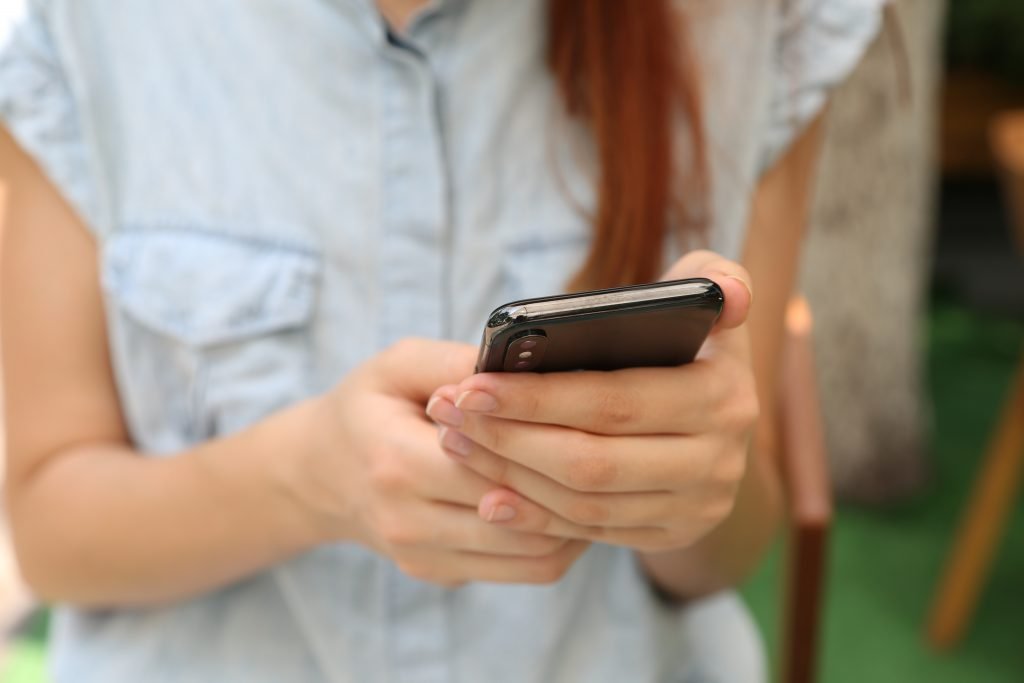 Deca: "Am lăsat la latitudinea școlii dacă telefoanele mobile sunt permise în pauze sau în afara orelor"