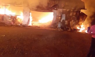 INCENDIU puternic la Râșca noaptea trecută. 4 ore a durat intervenția