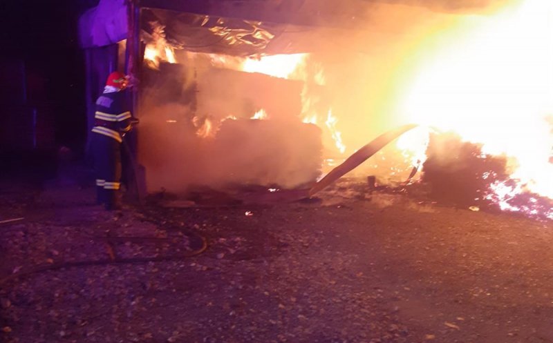 INCENDIU puternic la Râșca în timpul nopții. 4 ore a durat intervenția