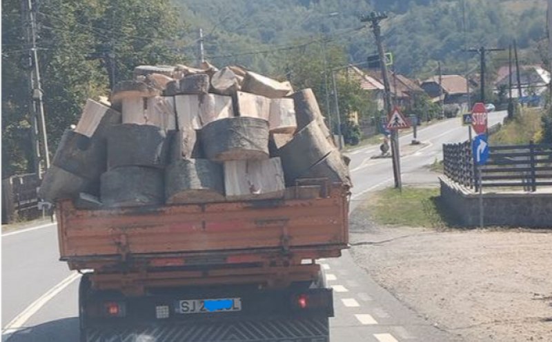Nu s-a învățat minte: Șofer prins din nou cu bușteni neasigurați. Amendă record dată de polițiștii clujeni
