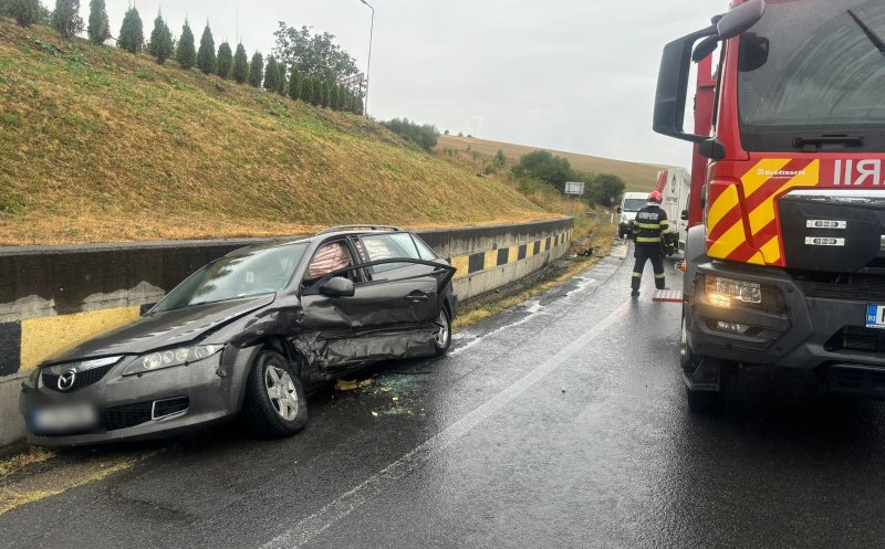 Accident violent pe un drum din Cluj: O femeie și un copilaș de doi ani, blocați într-o mașină