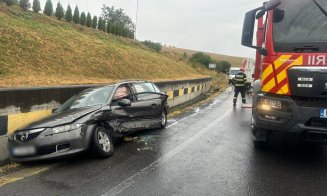 Accident violent pe un drum din Cluj: O femeie și un copilaș de doi ani, blocați într-o mașină