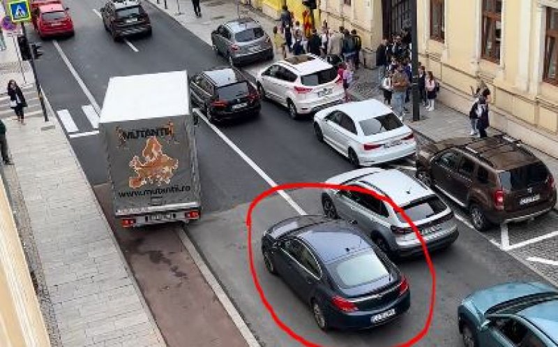 Culmea AROGANŢEI pe o stradă din centrul Clujului! Și-a lăsat mașina taman în mijlocul drumului ca să-și ducă copilul până în curtea școlii