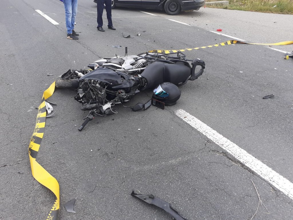 Accident GRAV între o mașină și o motocicletă pe un drum din Cluj. Două victime, una inconștientă/ S-a solicitat elicopterul SMURD