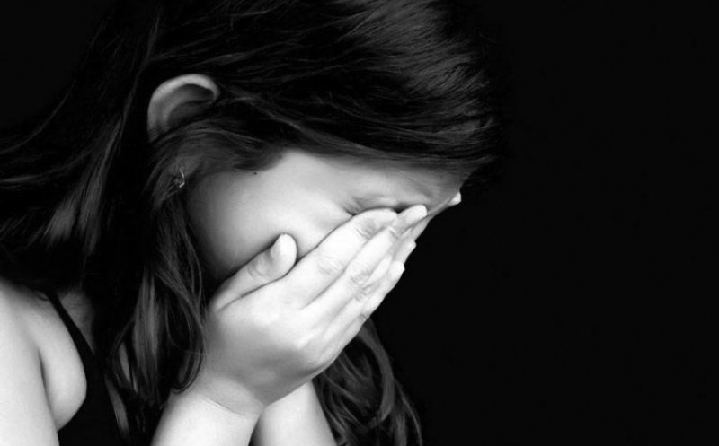 Minoră de 6 ani, atinsă în zona intimă de mai mulţi colegi când se afla în toaleta şcolii / Anchetă pentru agresiune sexuală