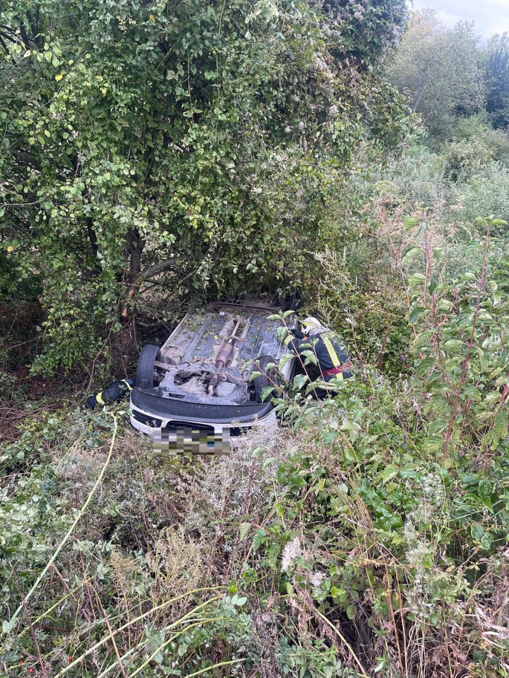 Accident pe drumul Sf. Ion. O mașină a ajuns cu roțile-n sus