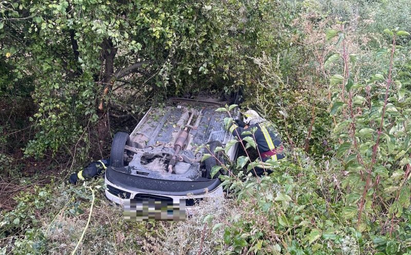 Accident pe drumul Sf. Ion. O mașină a ajuns cu roțile-n sus