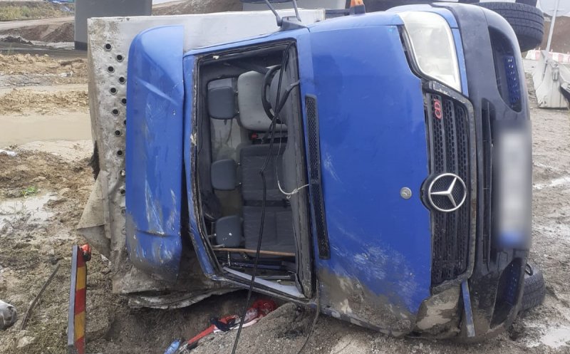 Autoutilitară răsturnată pe un drum din Cluj. Șoferul, găsit în stop cardio-respirator/ Bărbatul a murit
