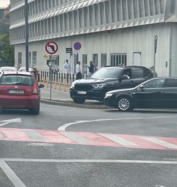 Barosan cu X5, aroganță la Polivalenta din Cluj: A luat-o peste bordură și s-a înfipt ca un șmecher pe drum! "Spurcată specie a devenit ființa umană..."