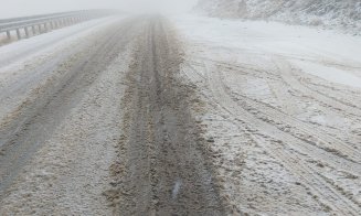 A nins pe Transalpina și e ceață! Salvamont: "În zonă sunt deja 2 mașini care nu mai pot continua drumul"/ Un grup de turisti străini a ceru