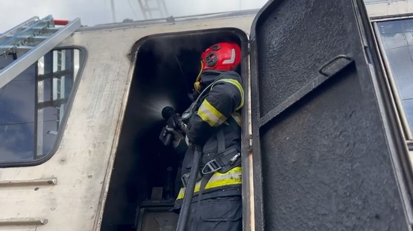 Cluj: Locomotiva unui tren, cuprinsă de flăcări în gară. Călătorii au reușit să se autoevacueze