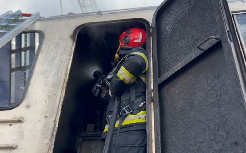 Cluj: Locomotiva unui tren, cuprinsă de flăcări în gară. Călătorii au reușit să se autoevacueze