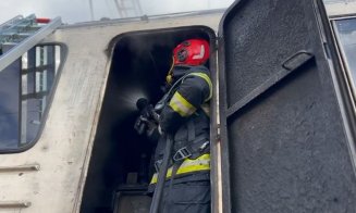 Cluj: Locomotiva unui tren, cuprinsă de flăcări în gară. Călătorii au reușit să se autoevacueze