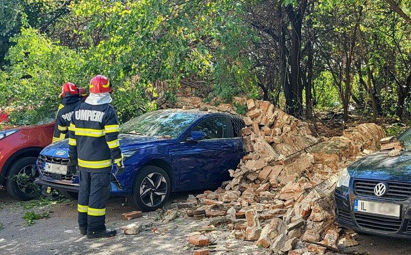 Zid al unui conac din 1759, PRĂBUȘIT peste 8 mașini parcate lângă acesta