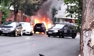 Mașină parcată pe o stradă din Cluj-Napoca, cuprinsă de flăcări! A ars ca o torță