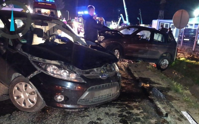 Accident la ieșirea din Florești. O mașină a ieșit în decor, iar 5 tineri au fost duși la spital