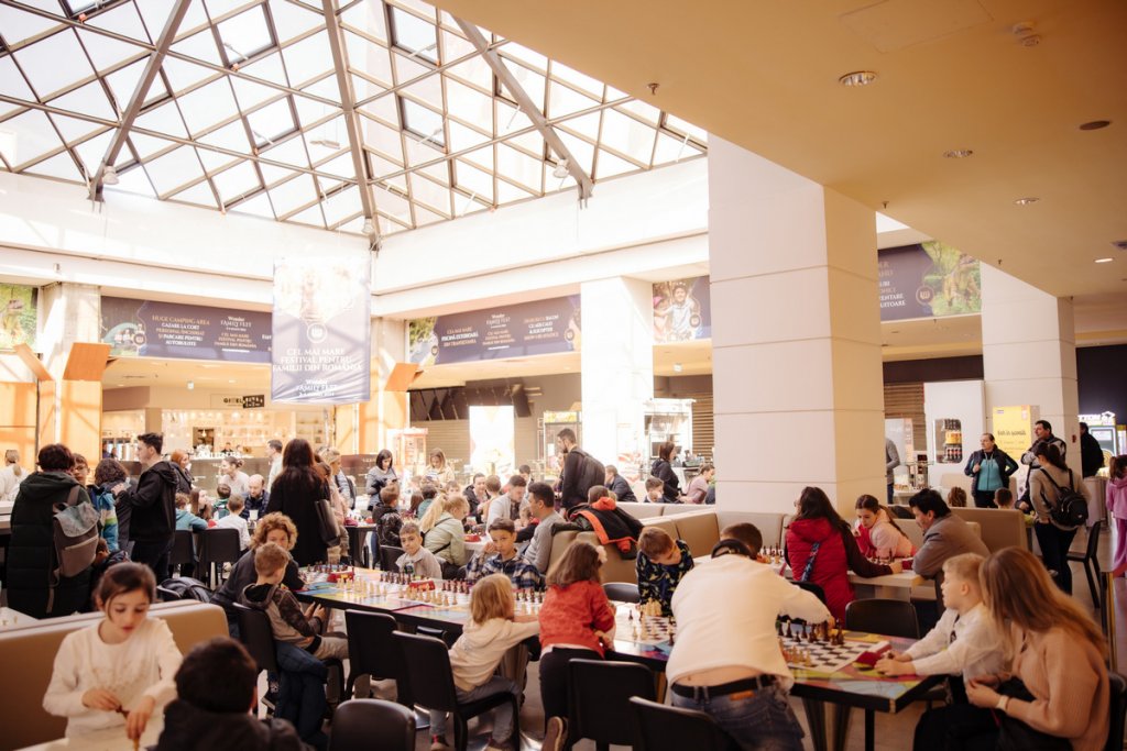„Șah în Școală” revine la Iulius Mall în luna octombrie. Înscrie-te la una dintre cele mai așteptate competiții dedicate sportului minții!