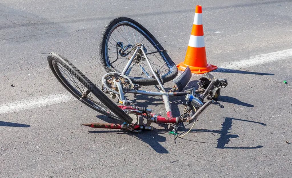 Biciclist lovit de o mașină într-o comună din Cluj. Victima a fost transportată la spital