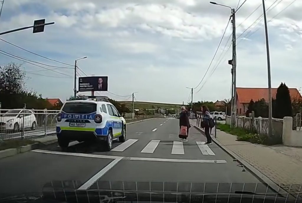 O mașină de poliție, cât pe ce să lovească două femei pe o trecere de pietoni. Ce declară IPJ Cluj