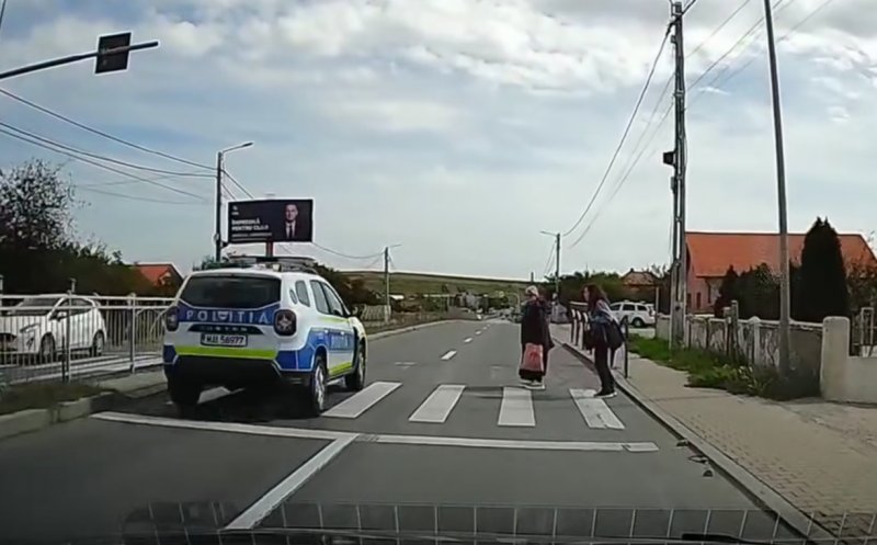 O mașină de poliție, cât pe ce să lovească două femei pe o trecere de pietoni. Ce declară IPJ Cluj