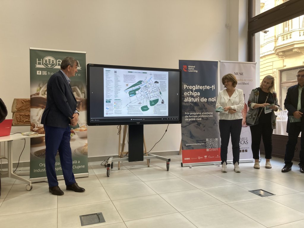 Turiștii care vin la Cluj-Napoca au HARTĂ culturală și gastronomică, cu 10 trasee spre ''comori ascunse la vedere'' / Unde pot gusta Varză a la Cluj sau Tort Eszterhazy