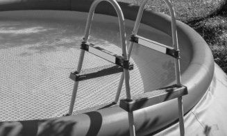 Incident cumplit într-un sat din Cluj: Un tânăr a murit electrocutat lângă o piscină