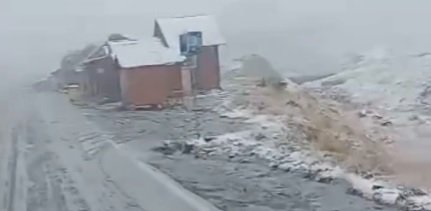 Ninge pe Transfăgărășan. Au intervenit utilajele de deszăpezire