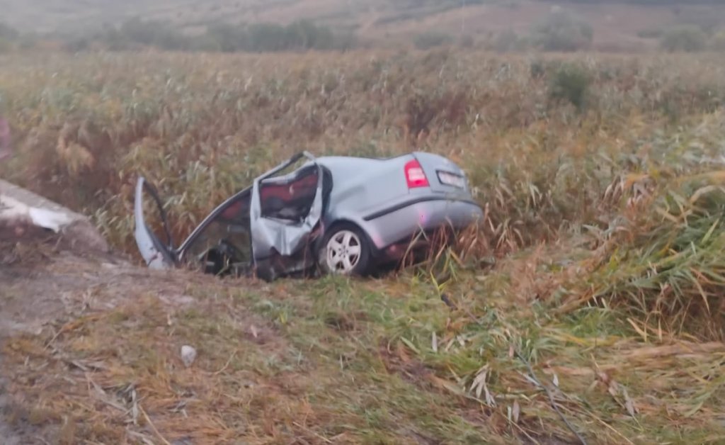 Accident grav în apropiere de Cluj. O mașină a intrat într-un cap de pod