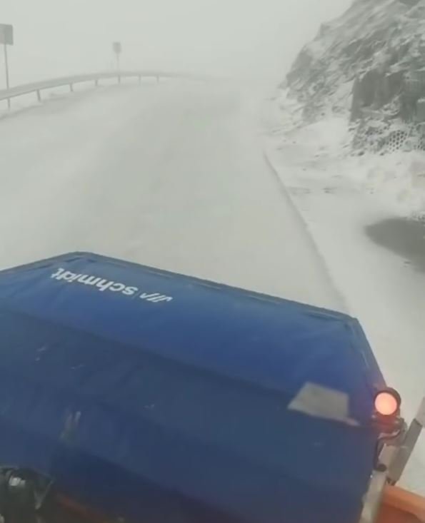 A nins și pe Transalpina! Drumarii avertizează că sub stratul de zăpadă sunt porțiuni cu gheață