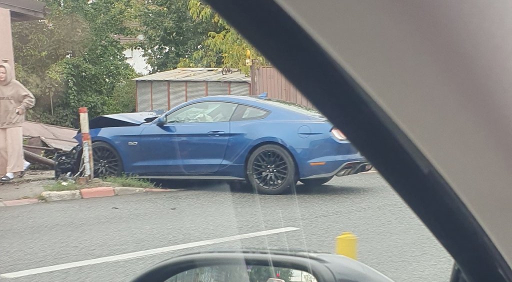 Accident pe o stradă din Cluj. Un Mustang a fost făcut praf