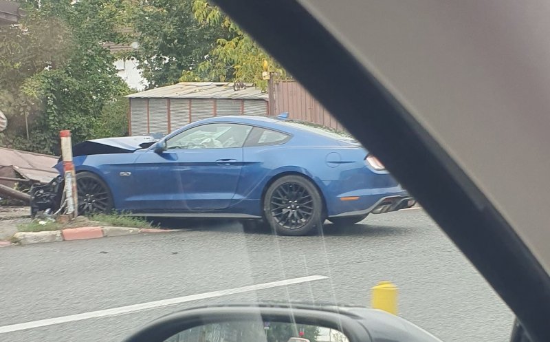 Accident pe o stradă din Cluj. Un Mustang a fost făcut praf
