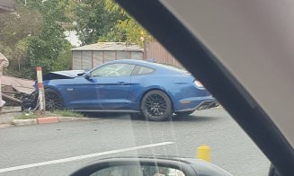 Accident pe o stradă din Cluj. Un Mustang a fost făcut praf