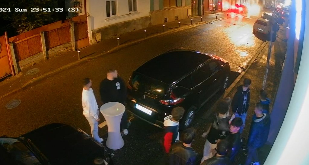 Un șofer din Cluj a vrut să se dea în spectacol, dar a sfârșit prin a distruge stâlpii de delimitare
