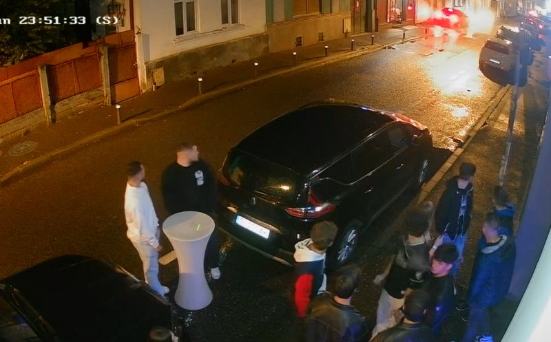 Un șofer din Cluj a vrut să se dea în spectacol, dar a sfârșit prin a distruge stâlpii de delimitare