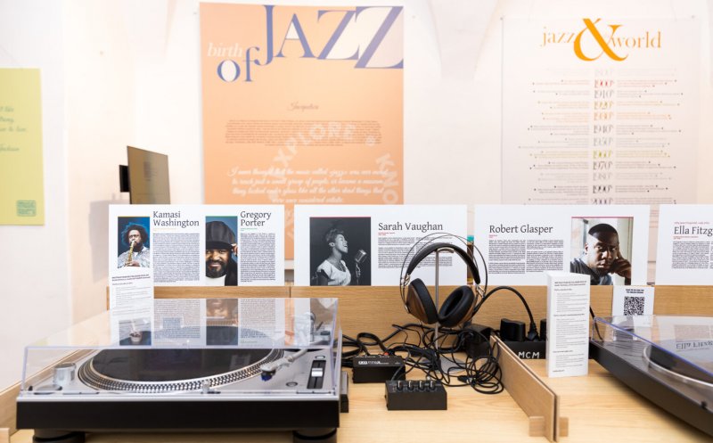 Muzic Gallery revine la Muzeul de Artă: Mediatecă de viniluri, listening bar, ora de muzică și aparat de inscripționat viniluri  + Concerte Jojo Mayer și Mădălina Pavăl