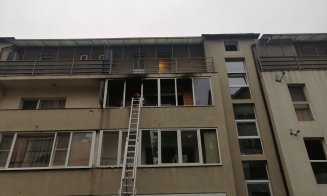 Balconul unui apartament din Cluj-Napoca a luat FOC. Pompierii intervin de urgență