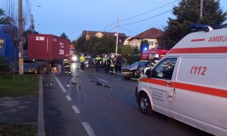 ACCIDENT în Cluj-Napoca: 3 mașini și un autotren implicate / A intervenit descarcerarea / 3 victime cu multiple traumatisme