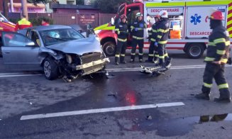 ACCIDENT în Cluj-Napoca: 3 mașini și un autotren implicate / A intervenit descarcerarea / 3 victime cu multiple traumatisme